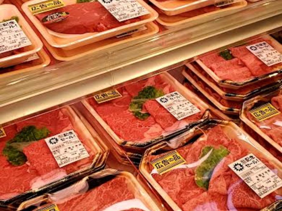 肉のももちには、常陸から直送された新鮮なおいしいお肉が並ぶ