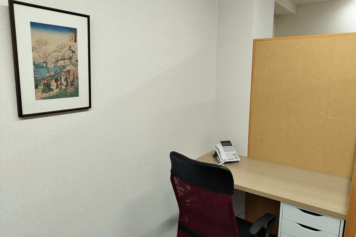 コワーキングスペース デスクと浮世絵