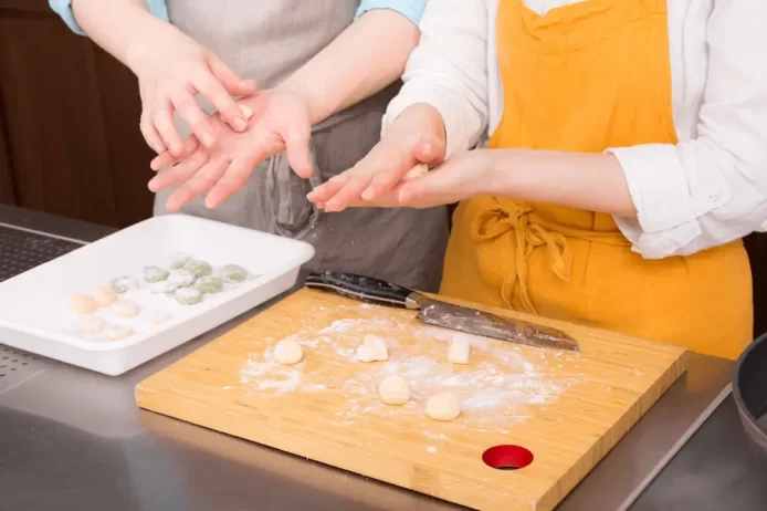 キッチンでニョッキを作る夫婦。日本人配偶者ビザの取得のポイント(1)実態を伴う結婚かどうか？