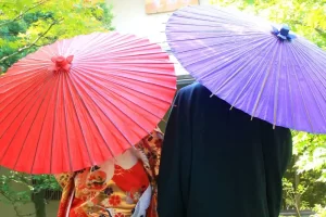 番傘をさす和装のカップル