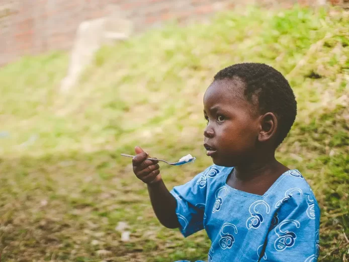 給食を食べるマラウイの幼稚園児