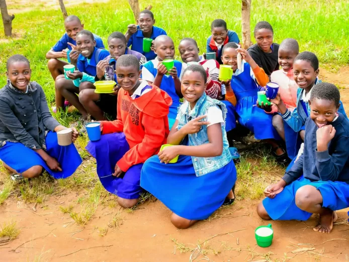 マラウイの小学生たちの笑顔と給食