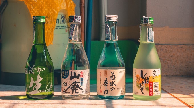 棚にたくさん並ぶ日本酒の瓶