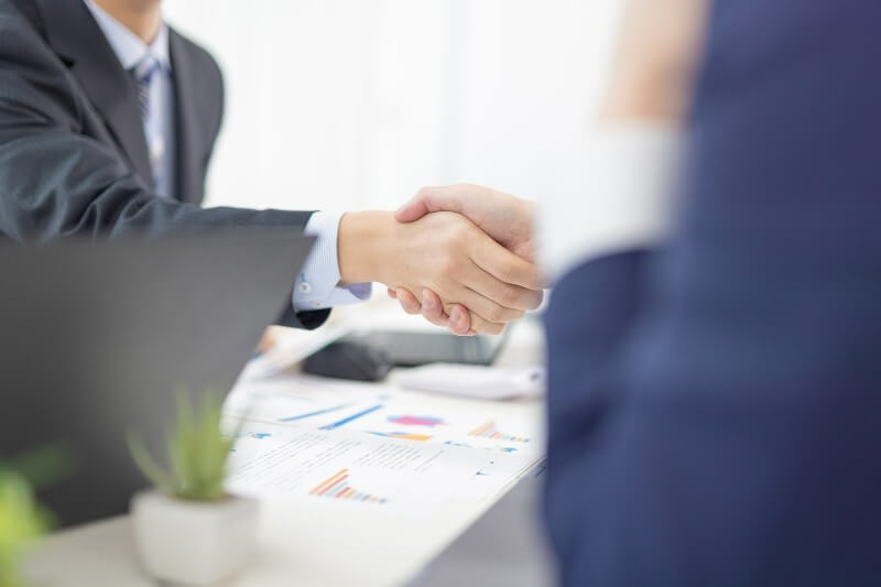 握手をするビジネスパーソン