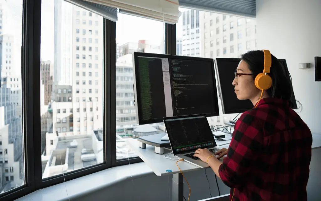 オフィスで仕事をする人物